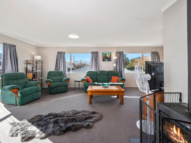Family-Friendly Stay With BBQ Deck and Fireplace - B&B Taupo