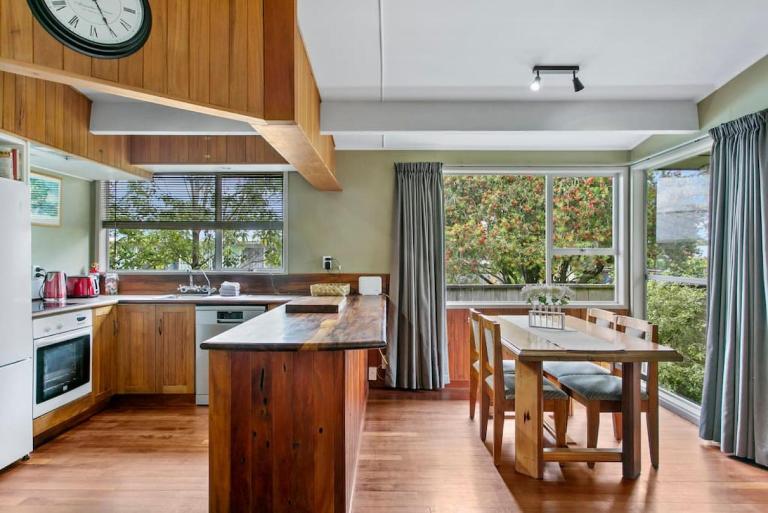 Spacious Nukuhau Stay Near Town With Parking and Comfort - B&B Taupo