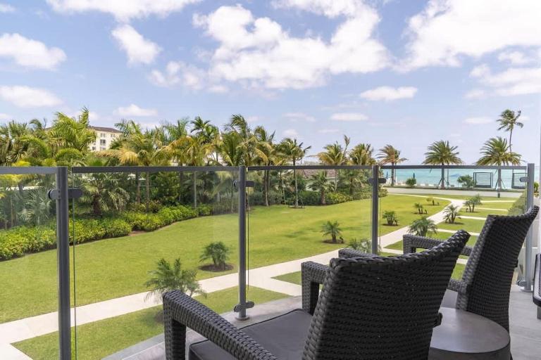 Modern Condo at One Cable Beach with Balcony - B&B Nassau