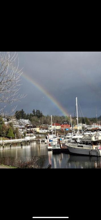 SEAS THE DAY private HOT TUB with PETS Beach Getaway SHOPPING - B&B Gibsons
