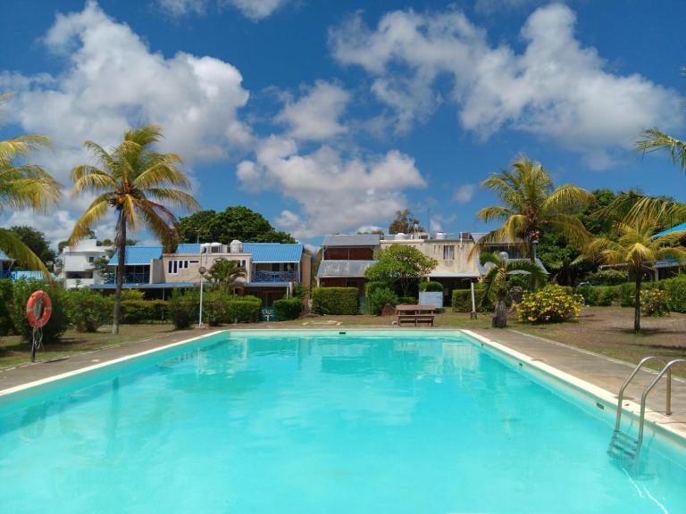Charming 1-Bedroom Apartment with Pool - 10-Min Walk to Super U - B&B Grand Baie