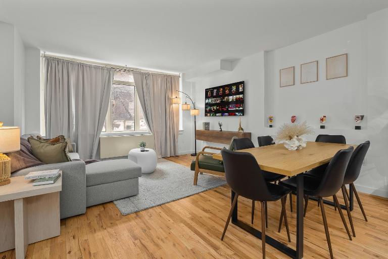 Modern 2BR Steps from New York's Iconic Broadway - Bed and Breakfast New York