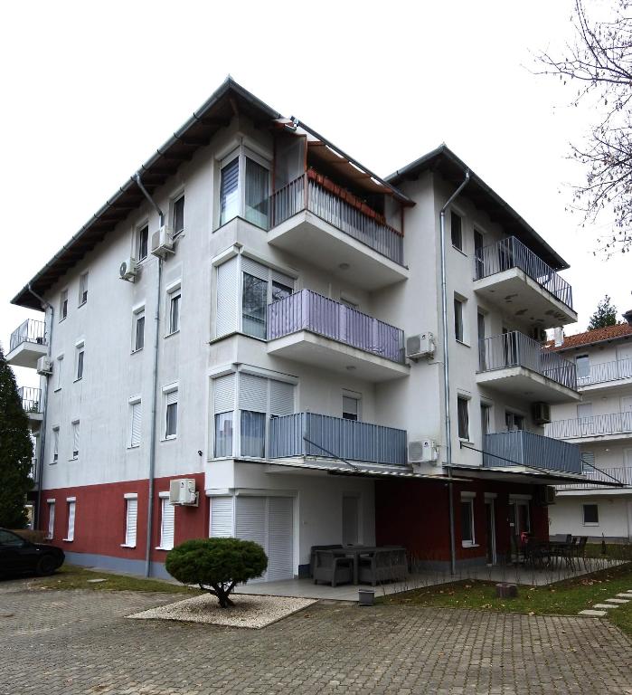 Liliom Apartman - B&B Dombóvár