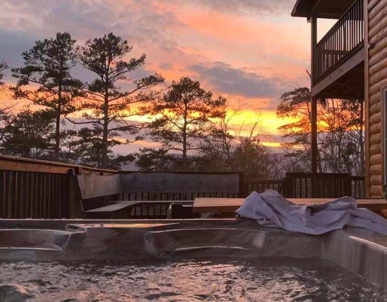 Timber Log Cabin Hot Tub,Pool Table Games MORE - Chambres d'hôtes Gatlinburg