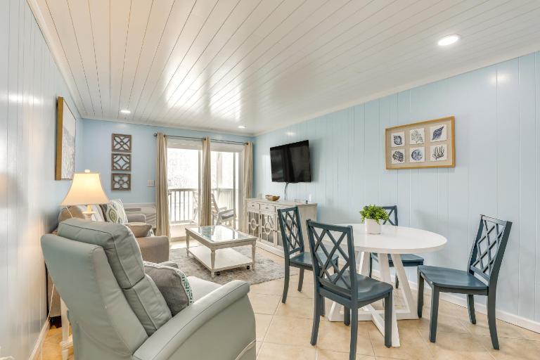 1 Mi to Barefoot Landing: Condo w/ Pool Access! - B&B Myrtle Beach