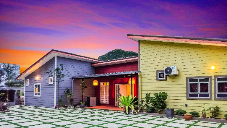Hidden 5BR Cottage House Retreats (Free Parking) - B&B Butterworth