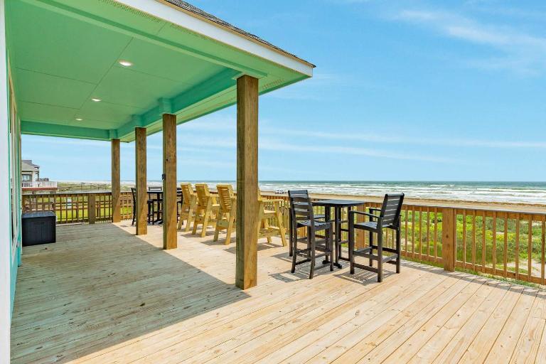 Beachfront steps to the sand private walkover - Bed and Breakfast Freeport