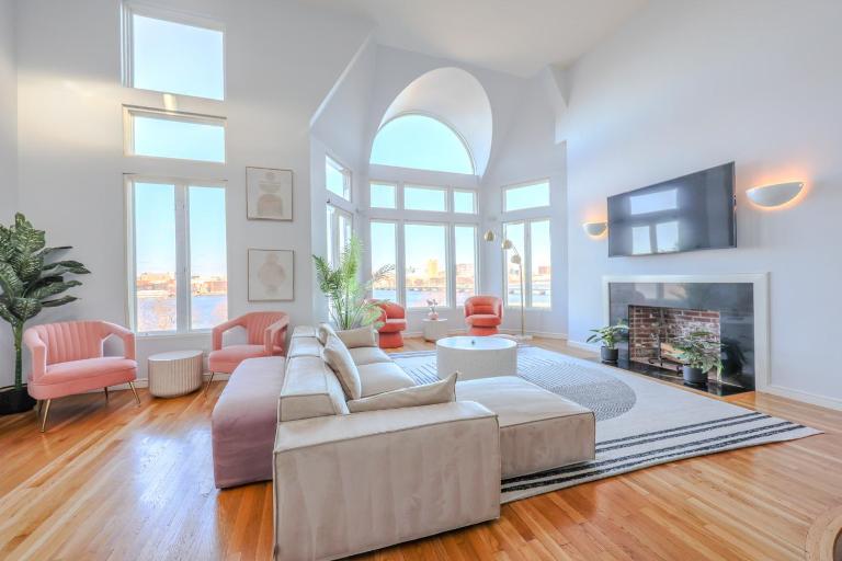 Luxurious Fenway 2BR Penthouse with Roof Decks - B&B Boston
