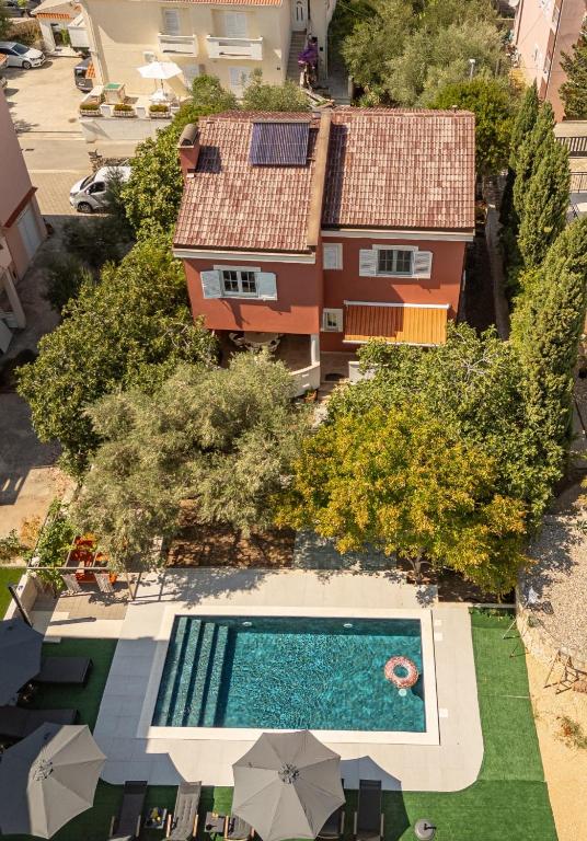 Villa Pagus with pool and private parking - B&B Novalja