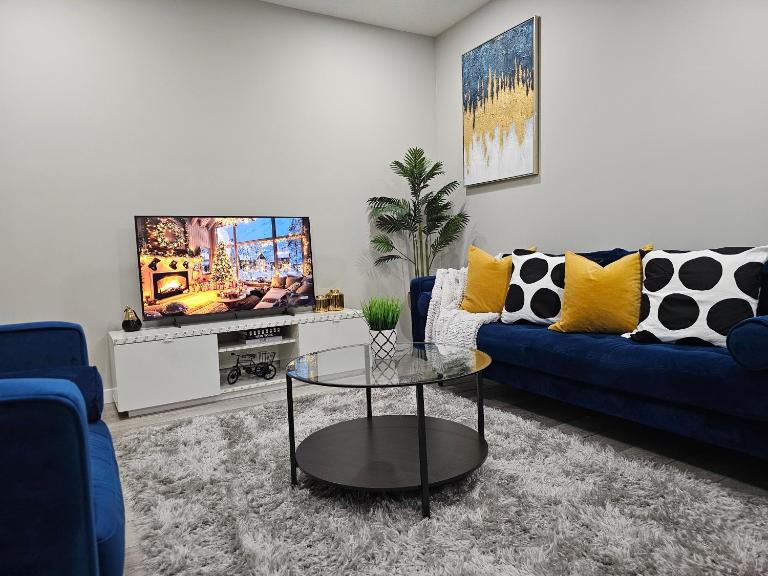 Cozy and Luxurious 2 Bedroom Basement Suite in SouthWest, AB - Chambres d'hôtes Calgary