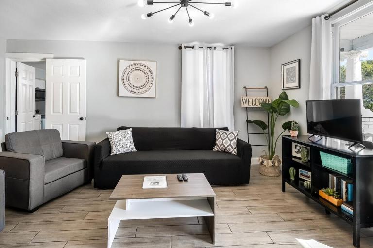 Recently Renovated! 3BR 2BA Ybor Bungalow - Chambres d'hôtes Tampa
