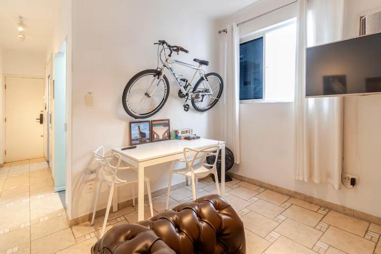 Comfortable Gonzaga Apartament - Em 1 minuto a pé tá na PRAIA Gonzaga em Santos e no Shopping Balneário, 2 ar-condicionados, portaria 24 horas, elevador, 1 vaga carro Gratís, wi-fi Grátis, enxoval Gratuito, PRAIA Santos Gonzaga, Bicicleta disponí - Bed and Breakfast Santos