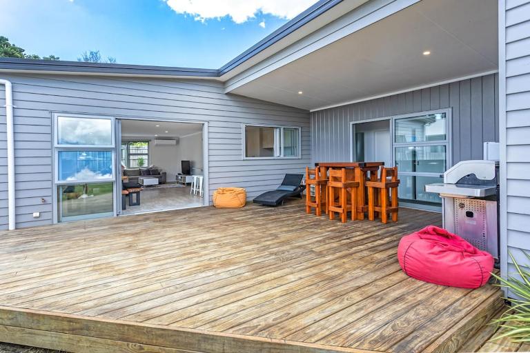 Whiritoa Beach Getaway - Room for all!! - B&B Uruti