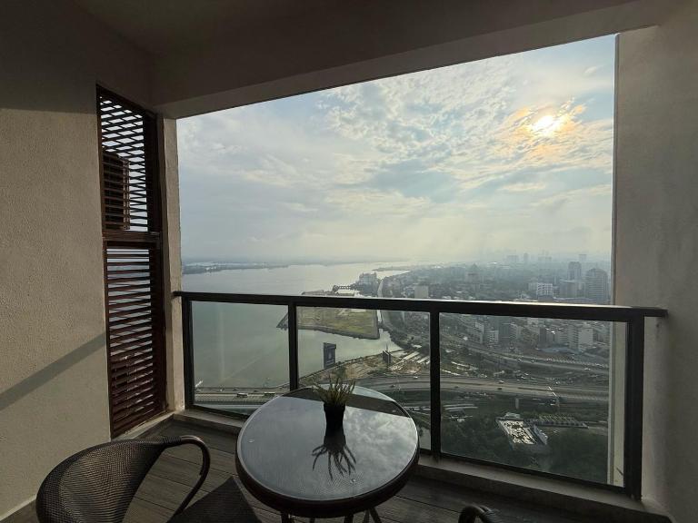 Chill Top Floor Suite 2BR at R&F CIQ - B&B Johor Bahru