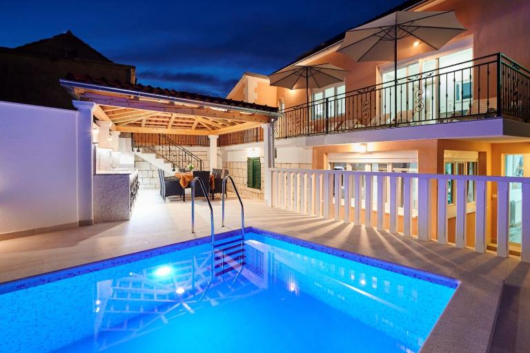 Holiday house Cavela - B&B Gustirna