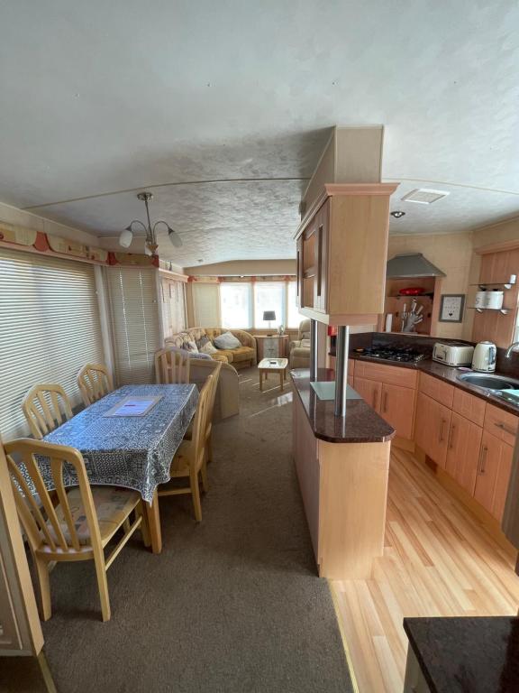 Caravan 30R on Happy Days Caravan Park Towyn - B&B Kinmel Bay