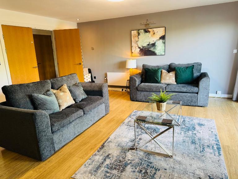 Stylish 2 Bed Apt with River Views & Parking - City Centre & Bay - Bed and Breakfast Cardiff