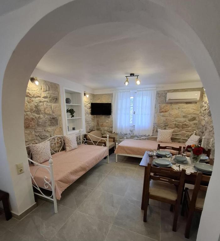 Patriko Stone House - B&B Foúrka