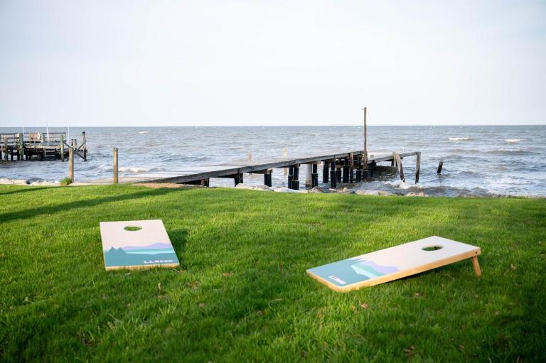 Waterfront Lux Cottage With Amazing Views Near DC - B&B North Beach