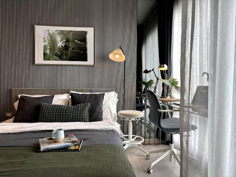 City Oasis: 5 Min to Metro, Pool & Gym, Essentials - B&B Khlong Toei