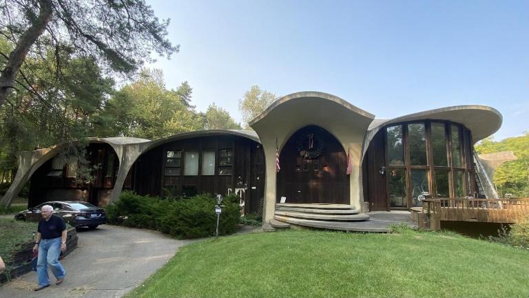 HOUSE Of THE FUTURE IN THE WOODS OF WEST LANSING - B&B Lansing