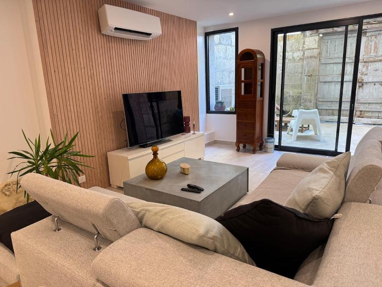 Loft avec Parking au centre historique de Saintes - Bed and Breakfast Saintes