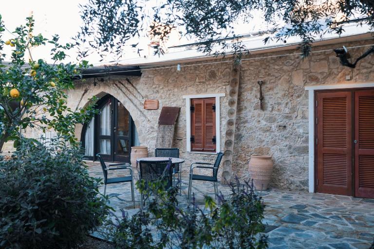 Traditional Stone House - Where Tradition Meets Comfort - Bed and Breakfast Mesa Chorio