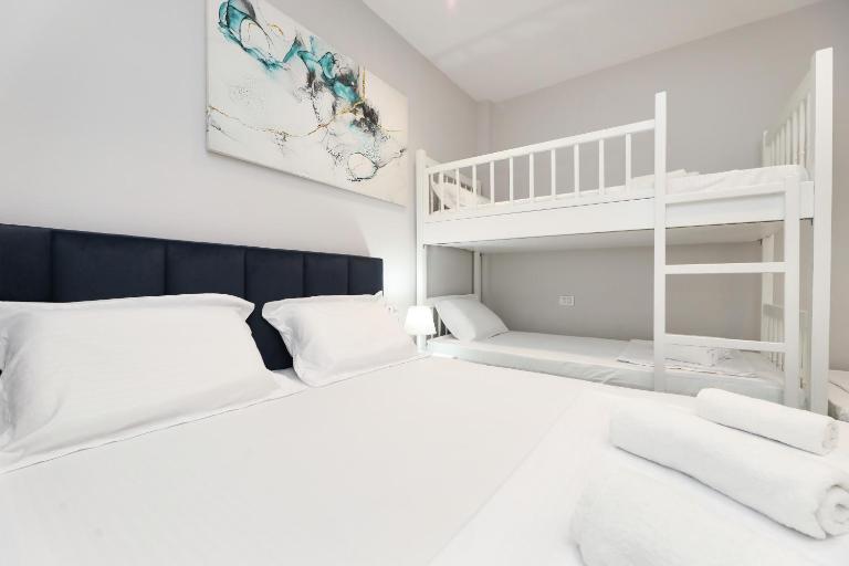 Vila Feliz - Premium Rooms with Free Private Parking - B&B Valona