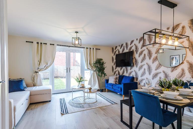 Luxury Liverpool Equipped Home - Walk to Airport 5 Beds 2 Bath Speke Halewood - South Liverpool By Samina, Arz Stays - Ferienwohnung Liverpool