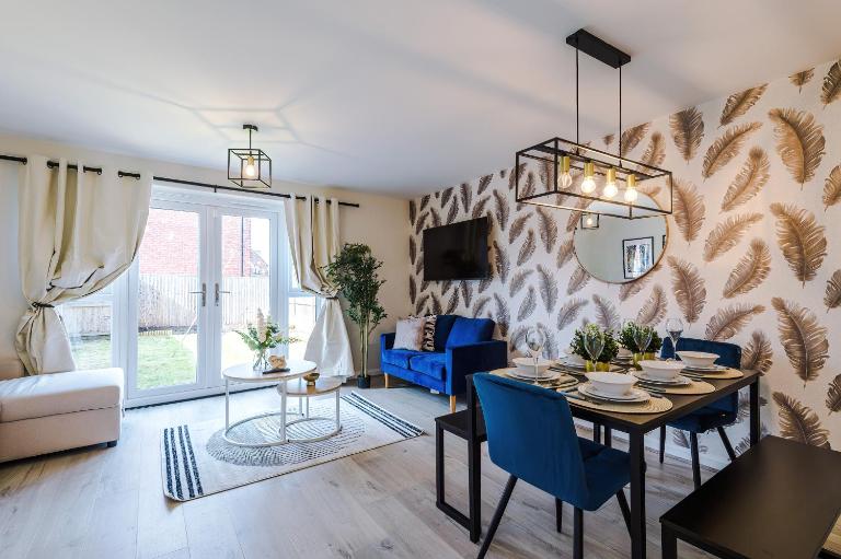 Beautiful Modern 3 BDR Airport JLR Speke Home - Driveway x2 - 5 Beds 2 Bath Speke Halewood - South Liverpool By Samina, Arz Stays - B&B Liverpool