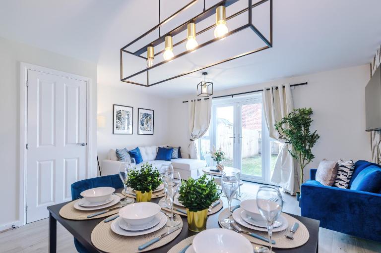 Modern Equipped Liverpool Home - Walk to John Lennon Airport JLR Speke - 3 BDR - 5 Beds - Free Parking x2 - 2 Full Bath - By Samina, Arz Stays - Chambres d'hôtes Liverpool