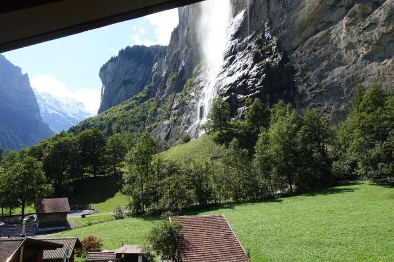 Lauterbrunnen Staubbach Amazing Waterfall View - B&B Lauterbrunnen