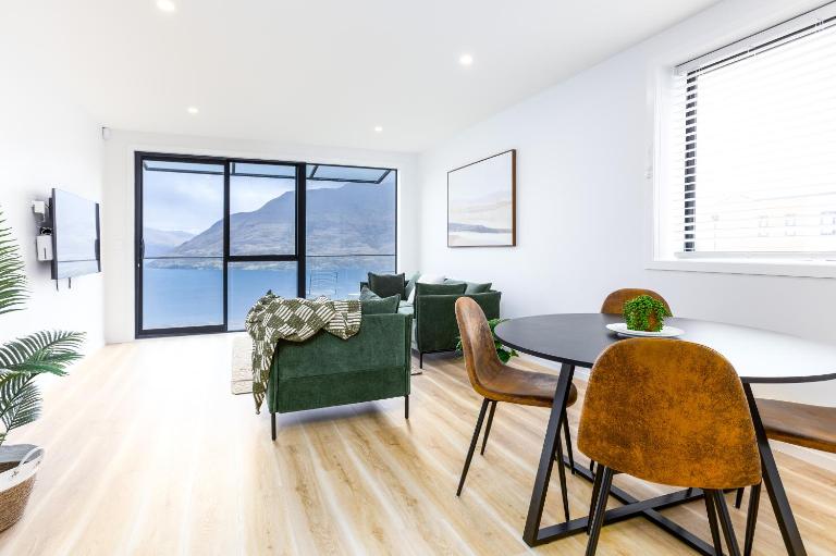 Stunning Lakeview Retreat III by Peakhost - B&B Queenstown