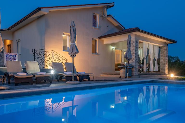 Villa Irene, a quiet and peaceful pool villa - B&B Nedeščina