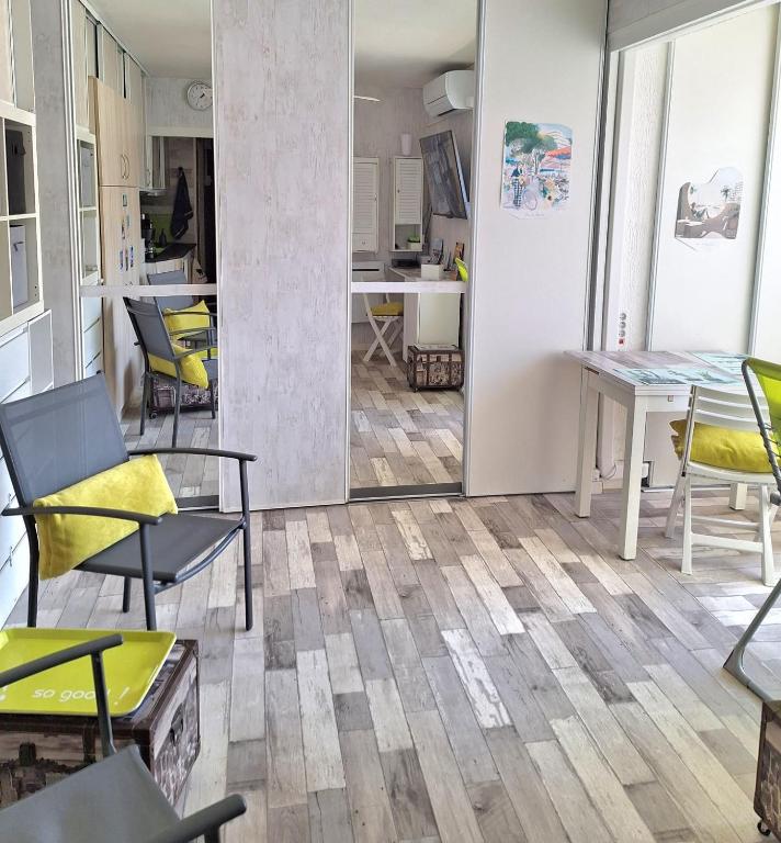 Studio " La Plage " avec parking privé gratuit et CLIM - B&B La Grande-Motte
