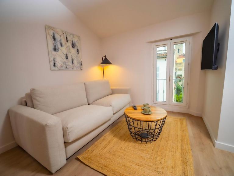 #402 Heart of Vieil Antibes - Place Nationale-High-End Newly Renovated & Furnished Appartment - B&B Antibes