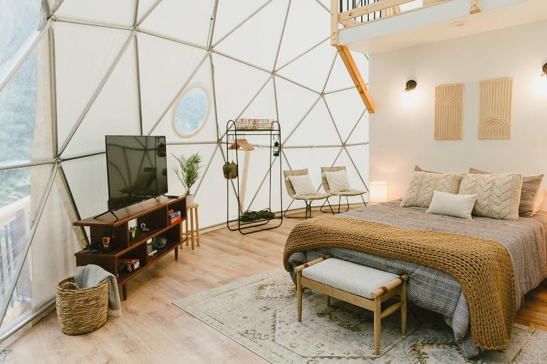 "Home Sweet Dome" MODERN TREEHOUSE STAY w/ Hot Tub - B&B Booth