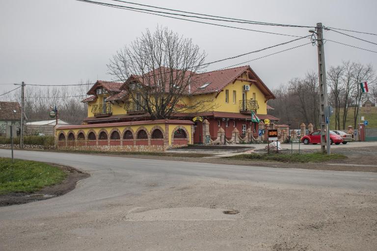 Verona Panzió - Ferienwohnung Döbrököz