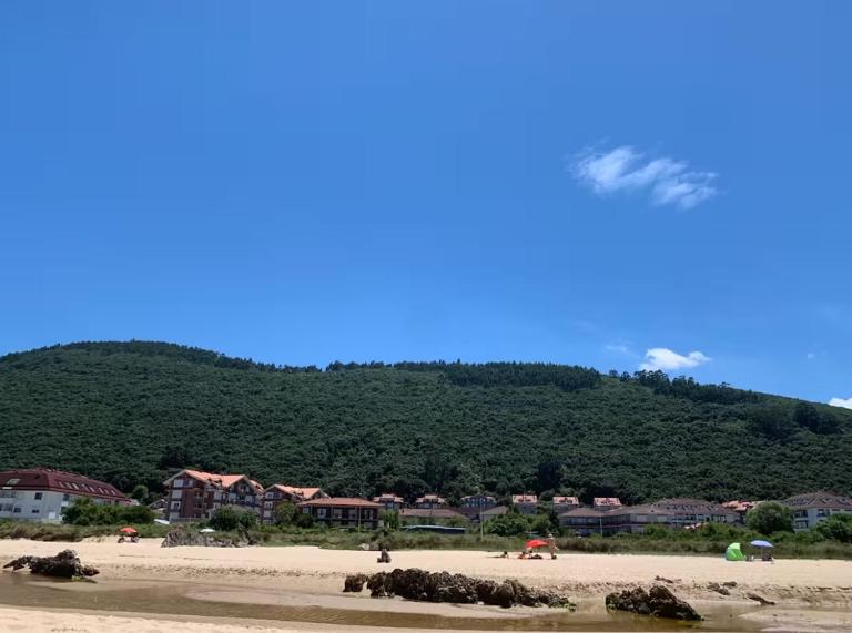 Noja Helgueras a pie de playa - B&B Elguera