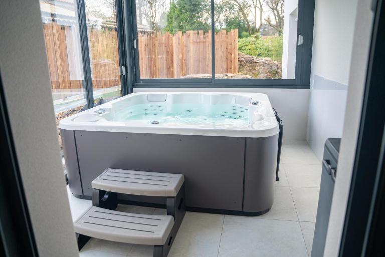 Projecteur sur ma bulle - Studio Viens dans ma bulle avec JACUZZI privé - B&B Vertou