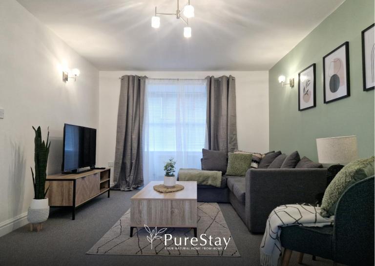 Superb & Beautiful Stourport Home with 7 Beds by PureStay - Chambres d'hôtes Stourport-on-Severn