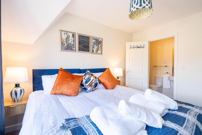 Premium 3-Bedroom Retreat Near Monmouth Castle - Sleeps 6 - Free Parking & WiFi - B&B Newport
