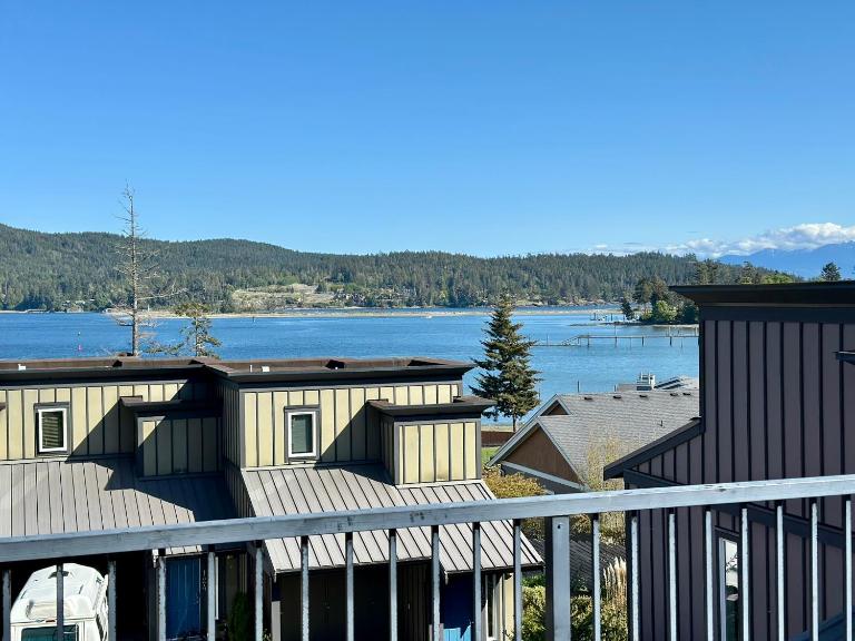 Sooke Harbour Townhouse - Waterfront 2-Bed Rental - Chambres d'hôtes Sooke