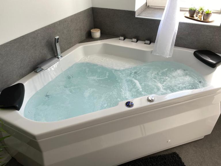 Wellness - Privat-Spa mit Whirlpool, Sauna & Kino - Bed and Breakfast Grub am Forst