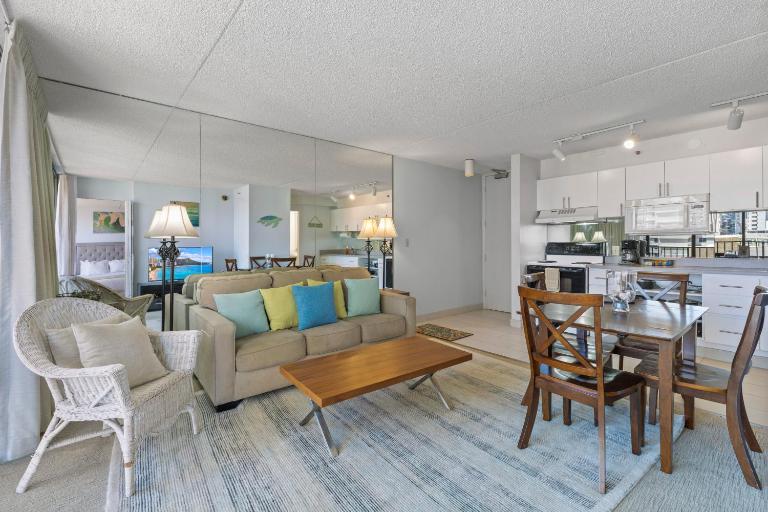 Enjoy the Waikiki Banyan with ocean fun, top amenities, and prime location! (11104) - Bed and Breakfast Honolulu