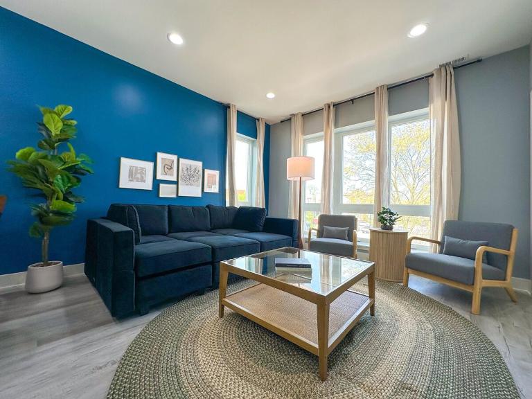 Stylish Cozy 3BR Retreat with Free Parking Near Pilsen Art Center, Douglas Park and University of Illinois Chicago - B&B Chicago