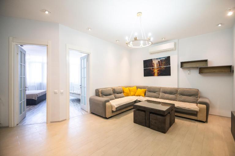 Spacious 2 Bedrooms Apartment steps from Boulevard & Beach - Chambres d'hôtes Batoumi