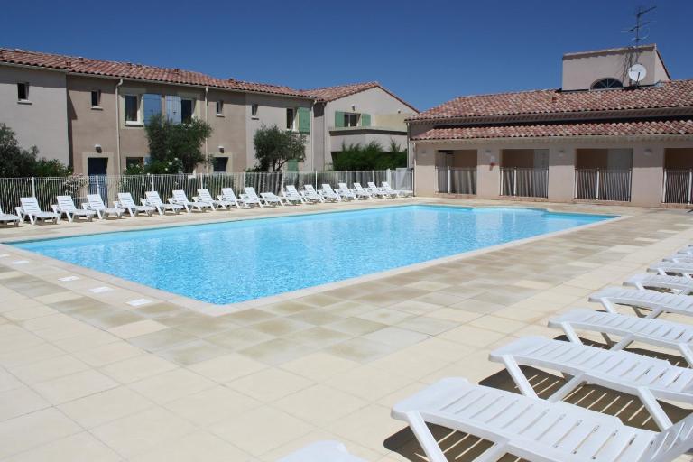 Charming rental with shared-pool in Mouries - B&B Mouriès