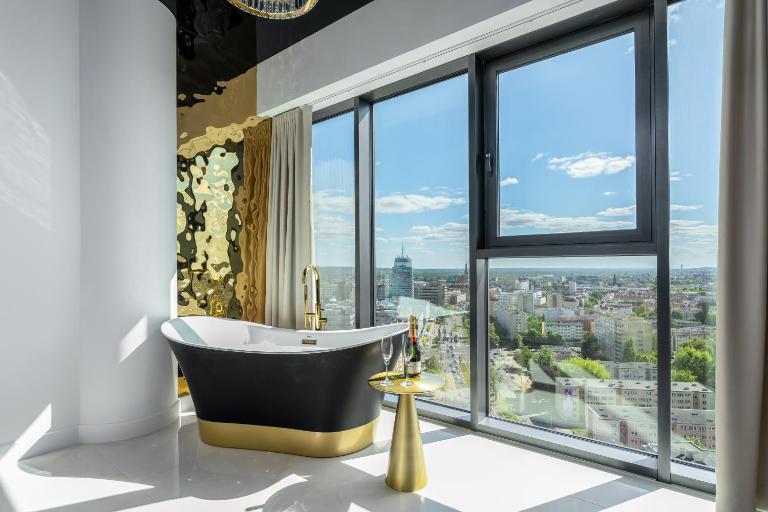 Goldstar Apartament- Wanna z widokiem, 19 Piętro, Hanza Tower Szczecin - B&B Szczecin