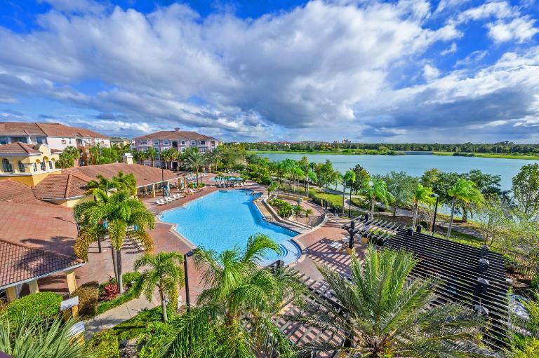 Epic Universe Vista Cay Lakeview Condo - 1019 - B&B Orlando